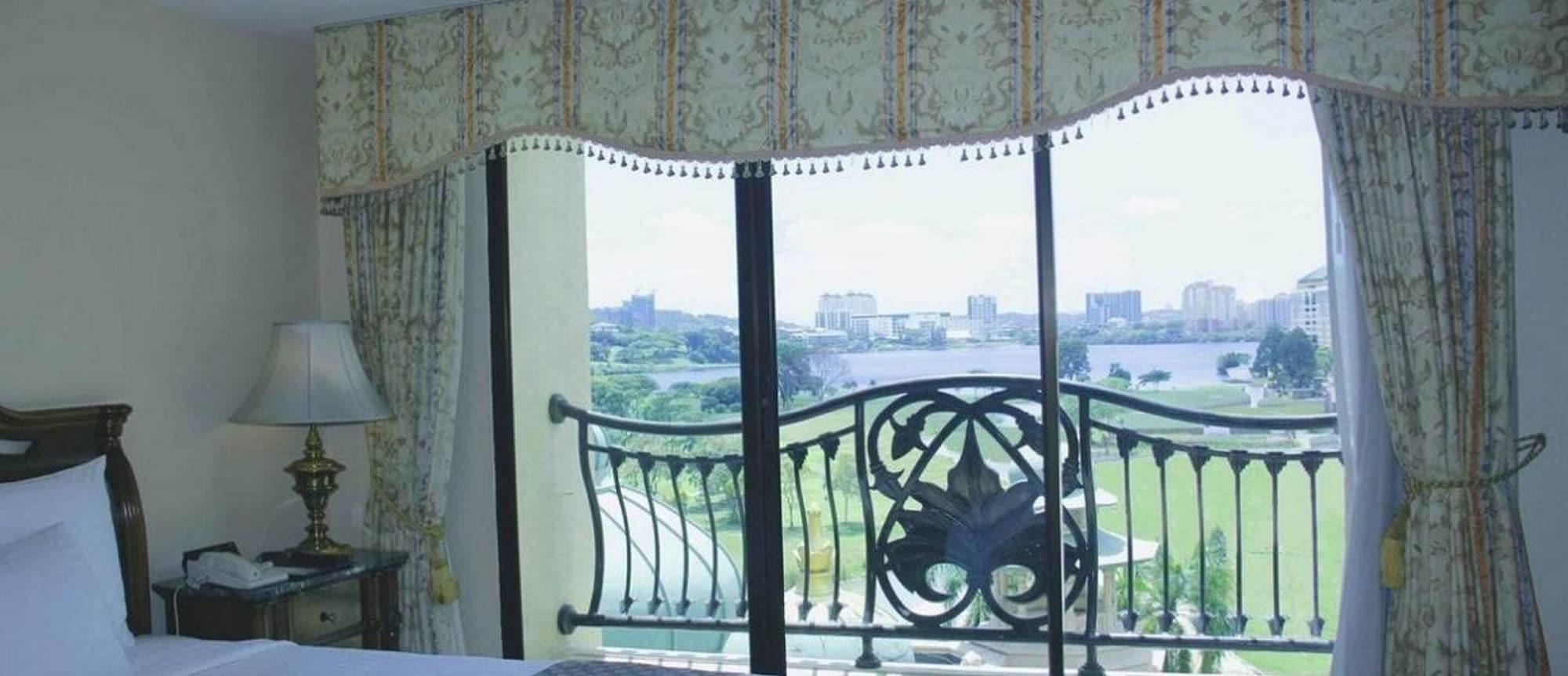 فندق بالاس أوف ذي جولدن هورسيز سيري كيمبانغان المظهر الخارجي الصورة A view of the Chao Phraya River from the hotel