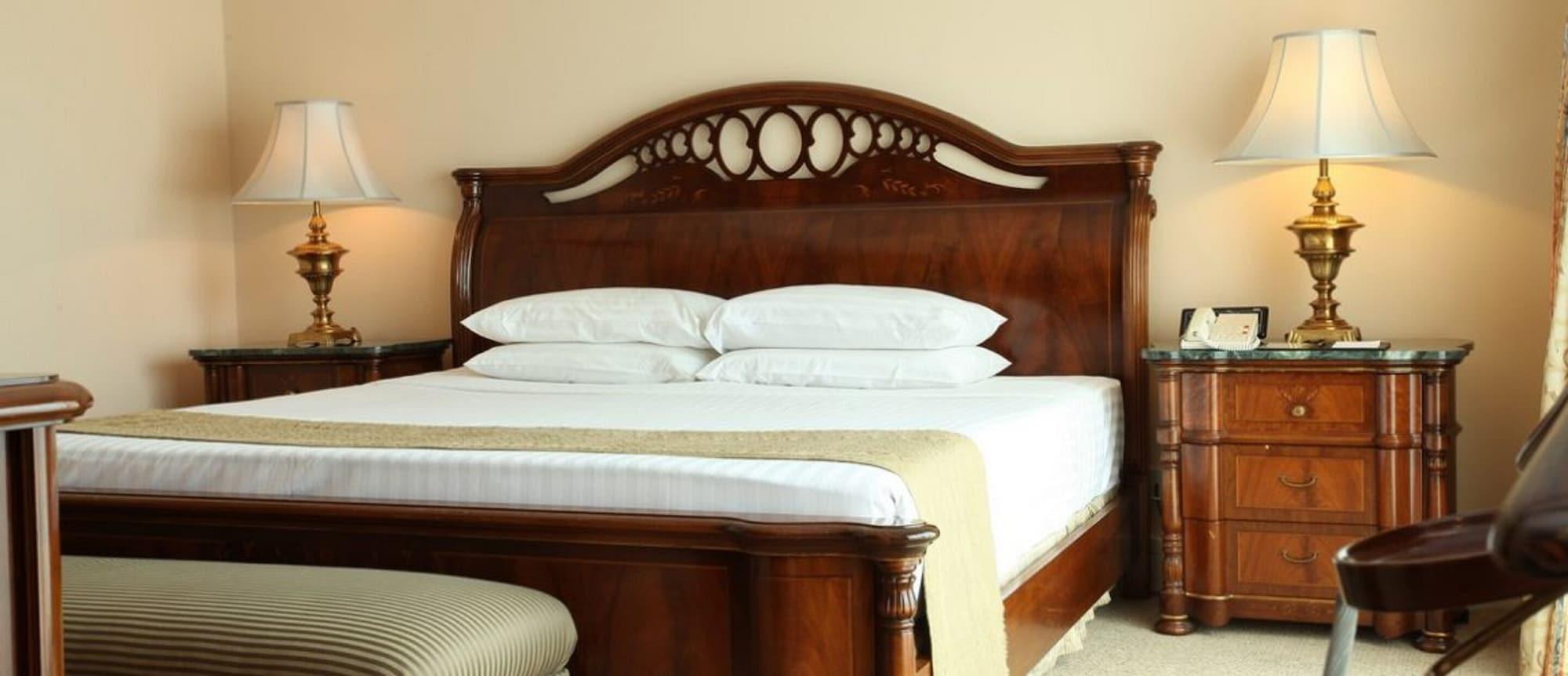 فندق بالاس أوف ذي جولدن هورسيز سيري كيمبانغان المظهر الخارجي الصورة A bed with a headboard