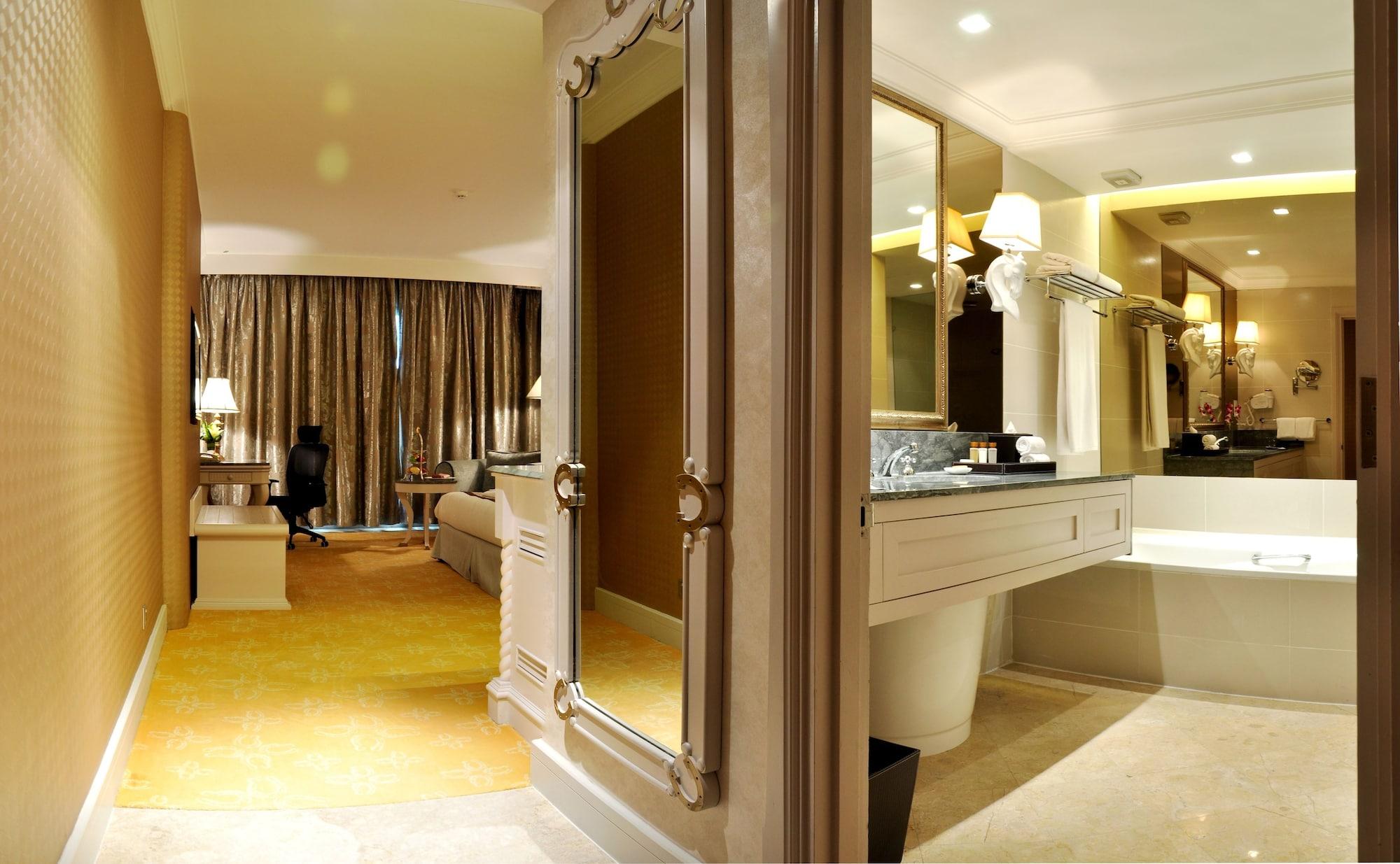 فندق بالاس أوف ذي جولدن هورسيز سيري كيمبانغان المظهر الخارجي الصورة A bathroom at the Mandarin Oriental, Kuala Lumpur
