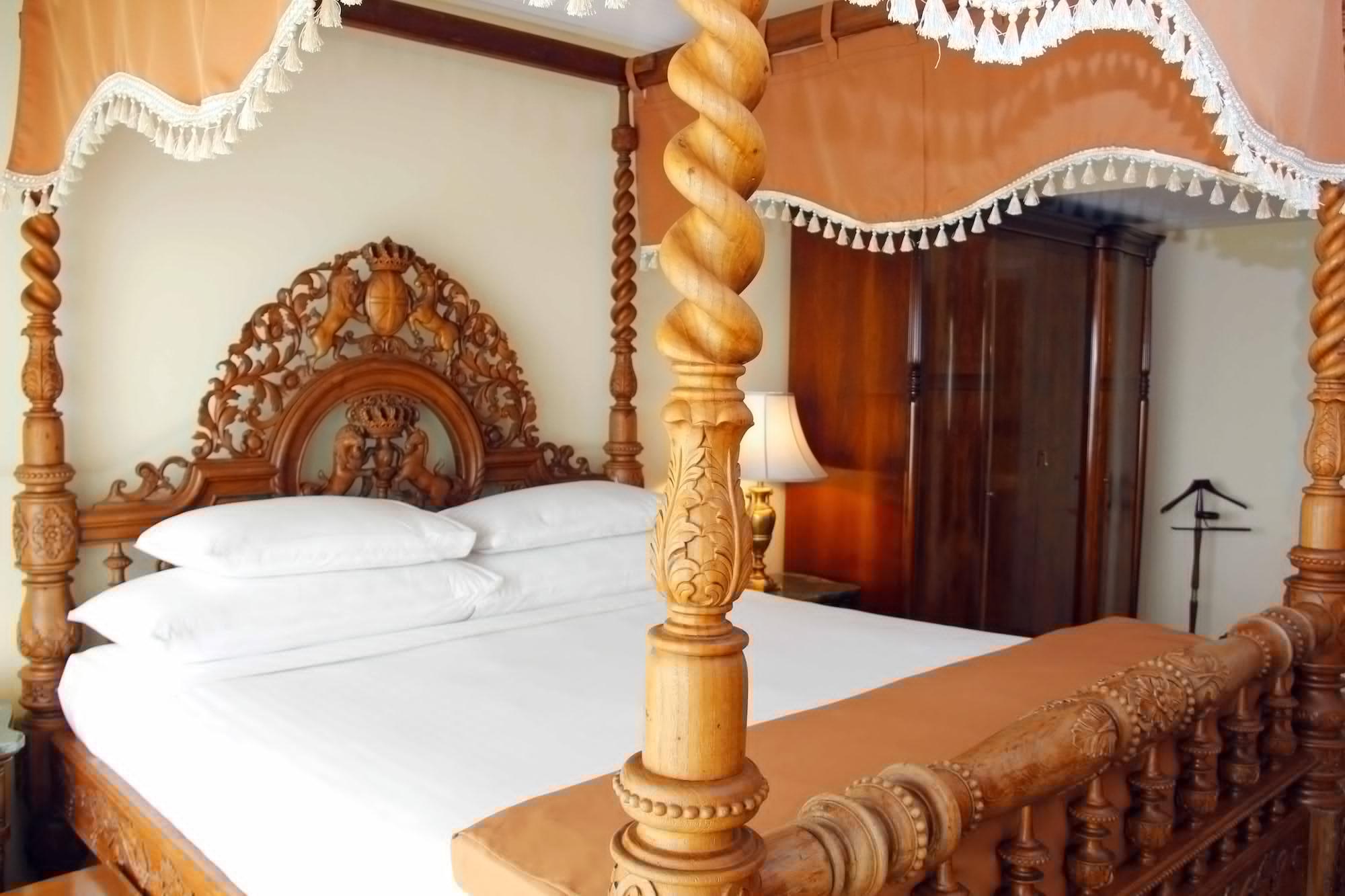 فندق بالاس أوف ذي جولدن هورسيز سيري كيمبانغان المظهر الخارجي الصورة A bed with a canopy