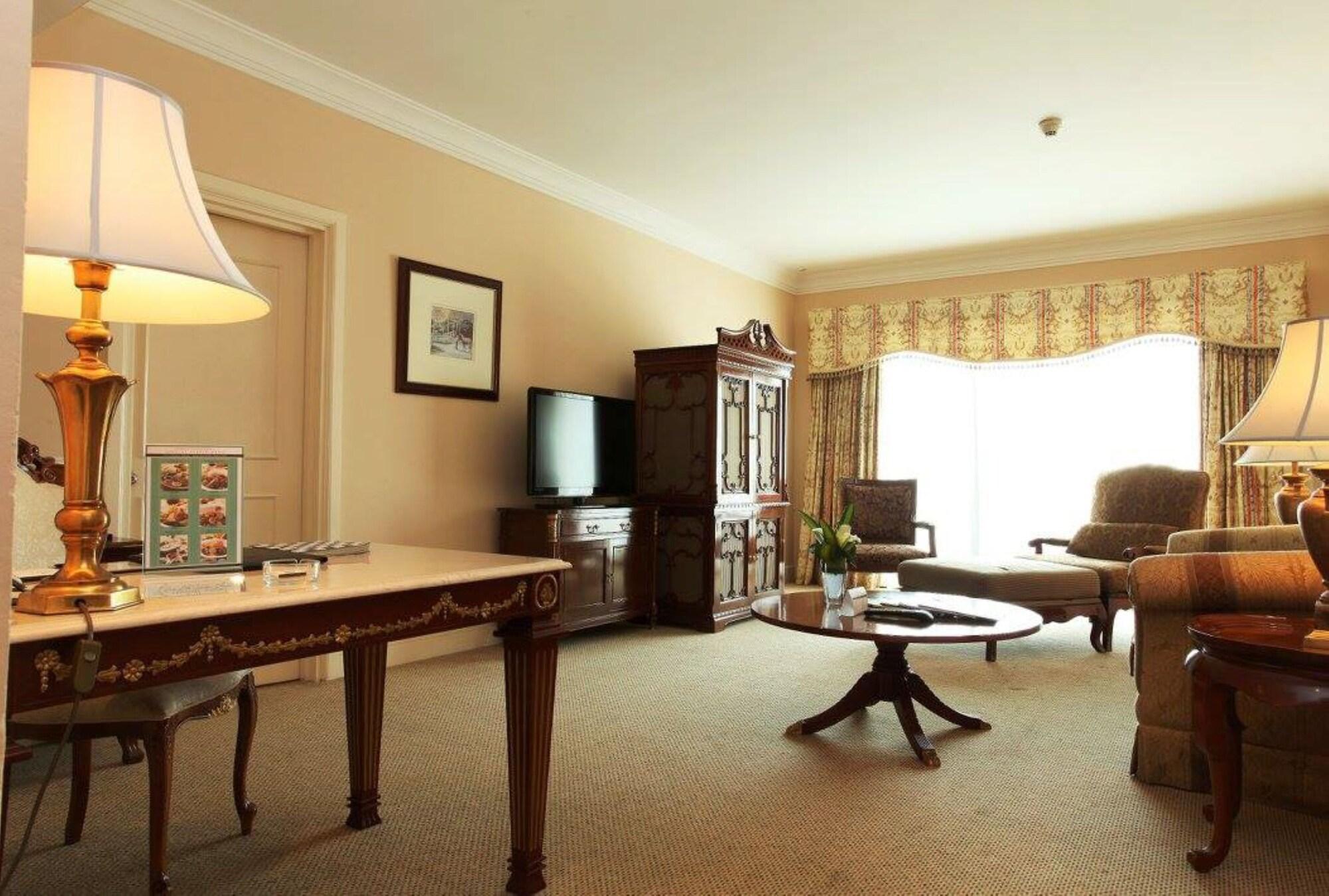 فندق بالاس أوف ذي جولدن هورسيز سيري كيمبانغان المظهر الخارجي الصورة A typical living room at the Inn