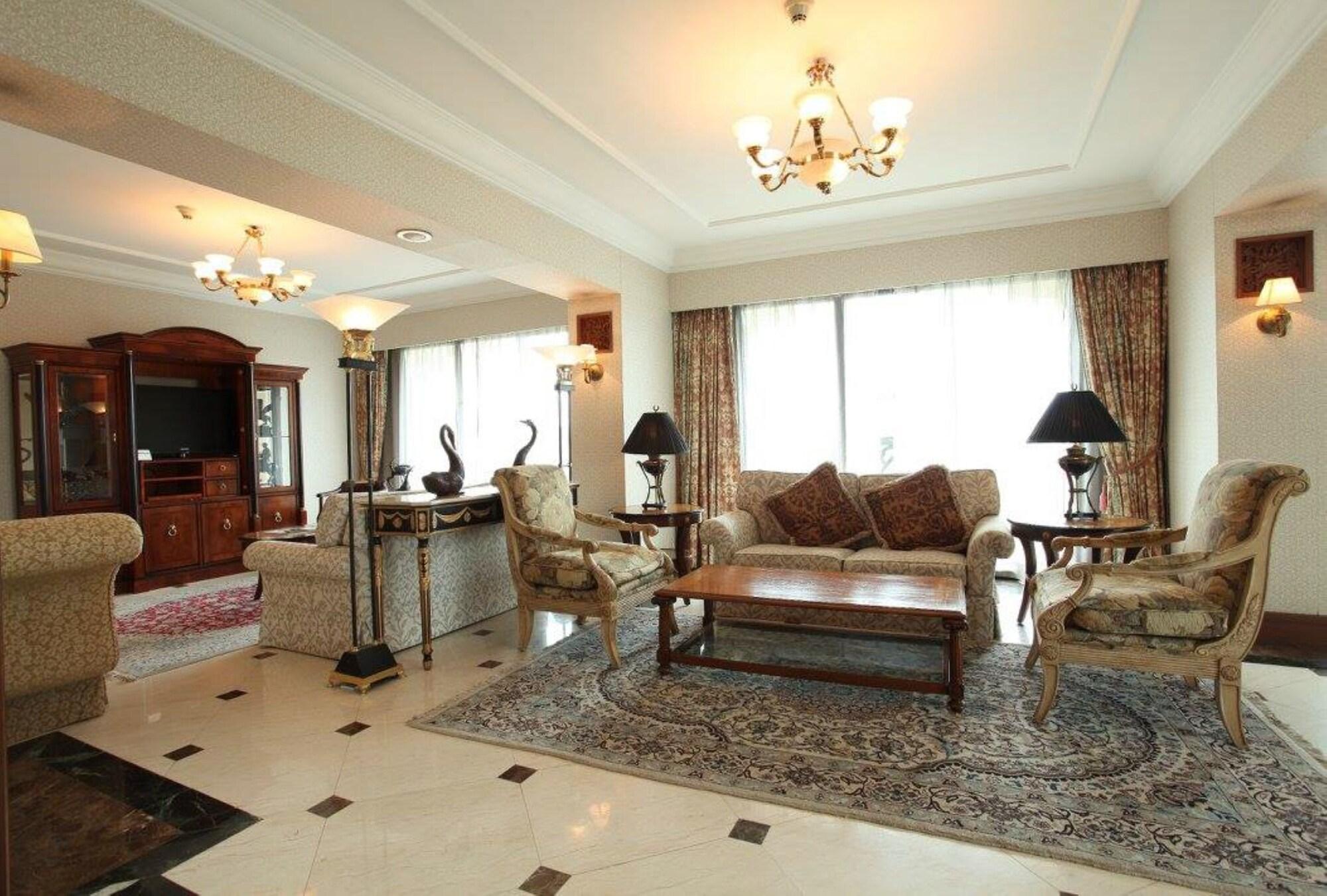 فندق بالاس أوف ذي جولدن هورسيز سيري كيمبانغان المظهر الخارجي الصورة A living room in a luxury apartment