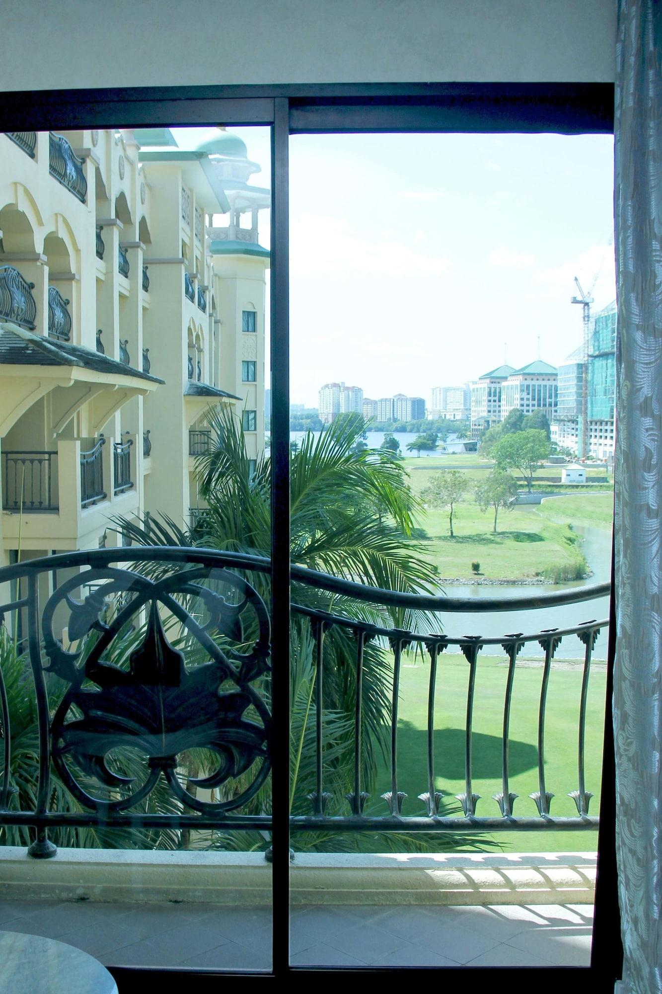فندق بالاس أوف ذي جولدن هورسيز سيري كيمبانغان المظهر الخارجي الصورة View of the park from a nearby apartment