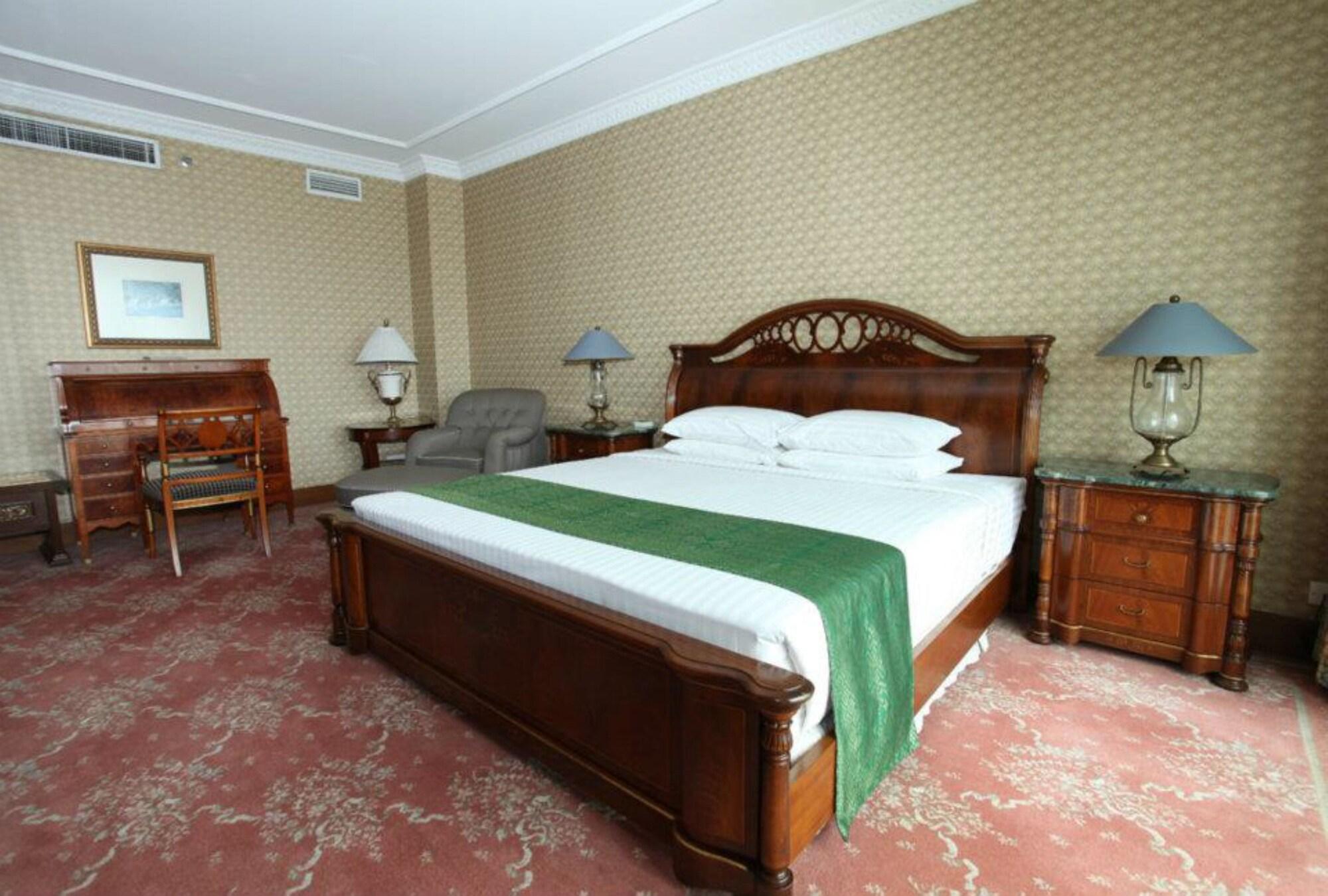 فندق بالاس أوف ذي جولدن هورسيز سيري كيمبانغان المظهر الخارجي الصورة A bedroom at the hotel