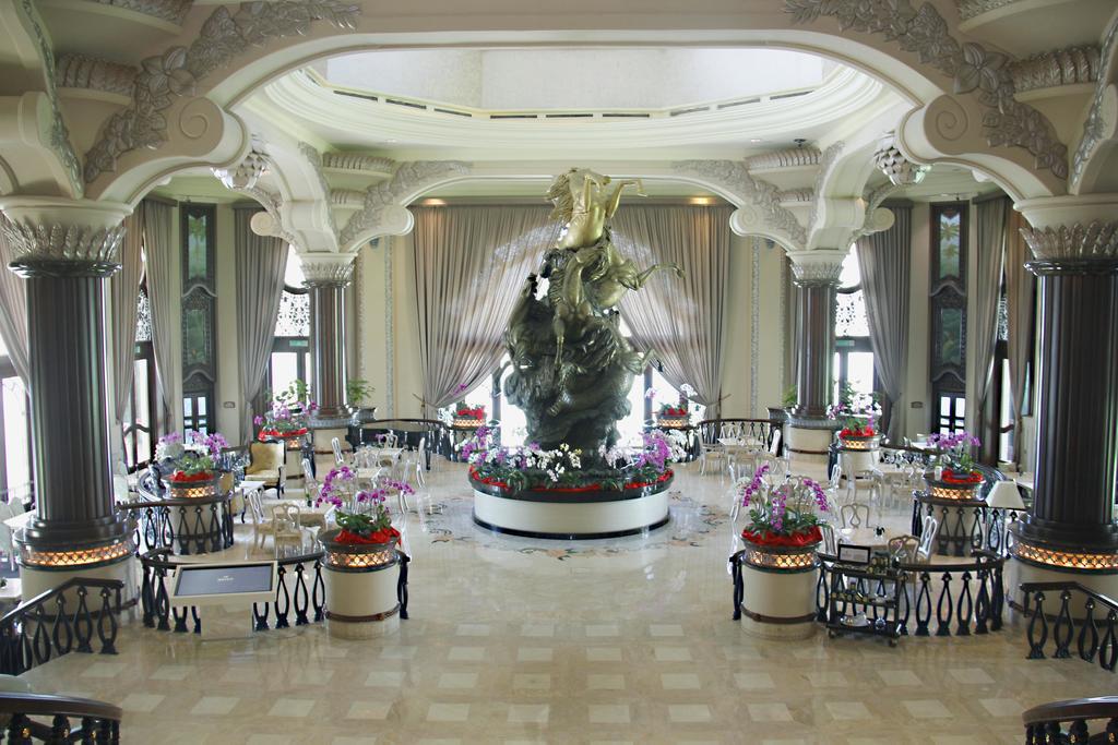 فندق بالاس أوف ذي جولدن هورسيز سيري كيمبانغان المظهر الخارجي الصورة The lobby of the hotel