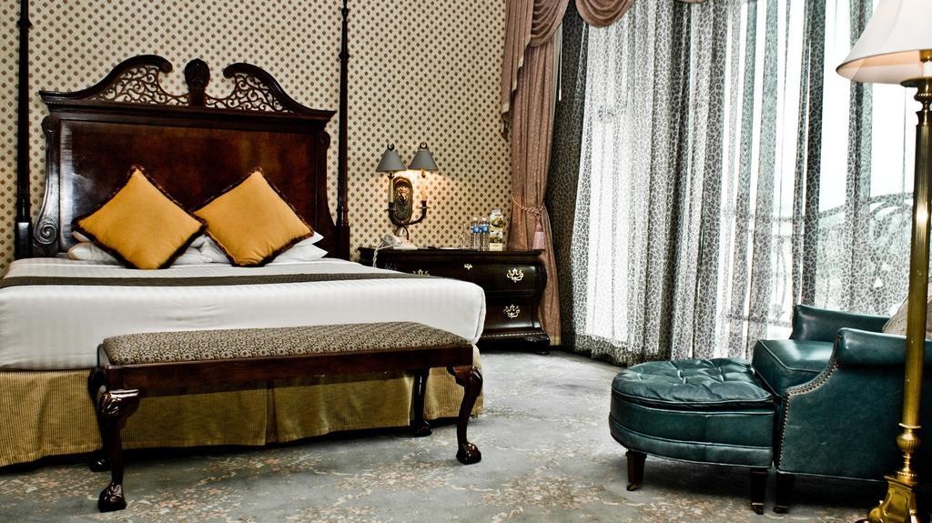 فندق بالاس أوف ذي جولدن هورسيز سيري كيمبانغان المظهر الخارجي الصورة A bedroom at the Imperial