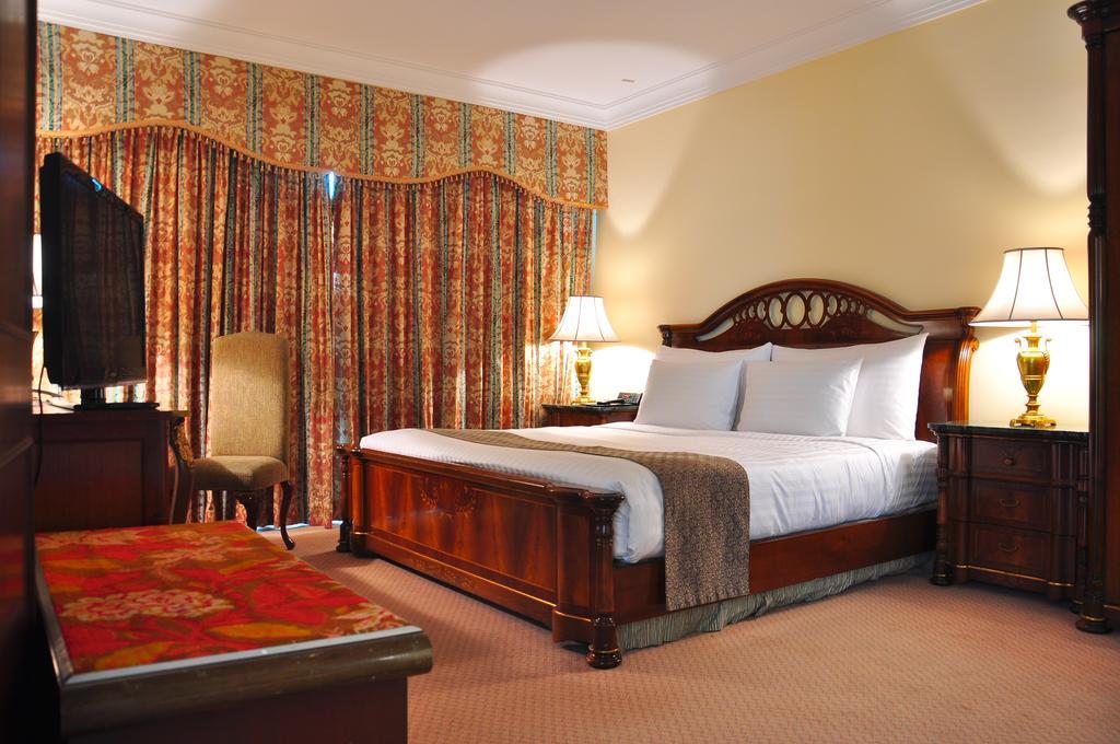 فندق بالاس أوف ذي جولدن هورسيز سيري كيمبانغان المظهر الخارجي الصورة A bedroom at the hotel
