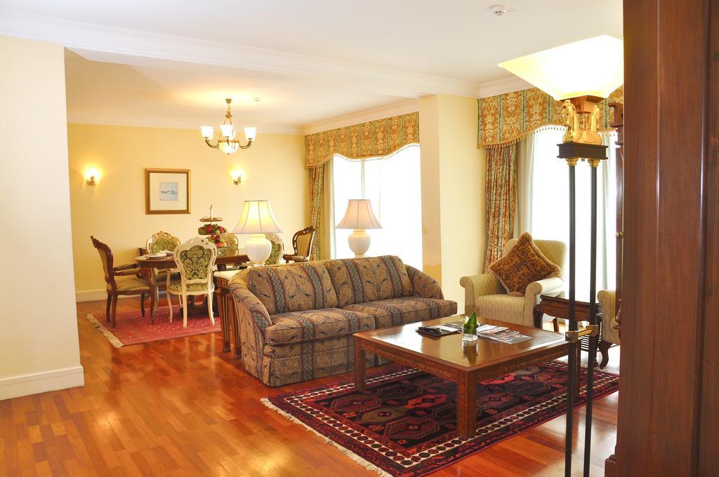 فندق بالاس أوف ذي جولدن هورسيز سيري كيمبانغان المظهر الخارجي الصورة A living room in a typical apartment
