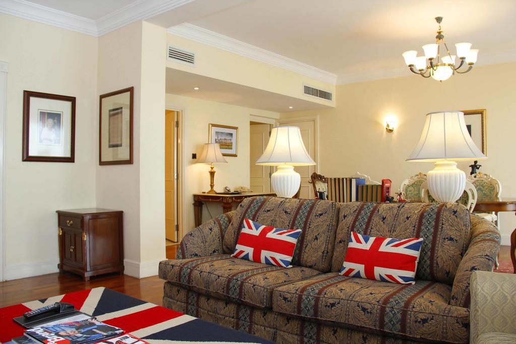 فندق بالاس أوف ذي جولدن هورسيز سيري كيمبانغان المظهر الخارجي الصورة The living room of the British Embassy in Beijing