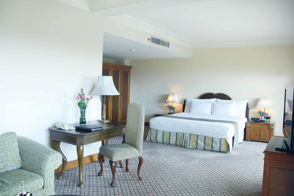 فندق بالاس أوف ذي جولدن هورسيز سيري كيمبانغان المظهر الخارجي الصورة A room at the hotel