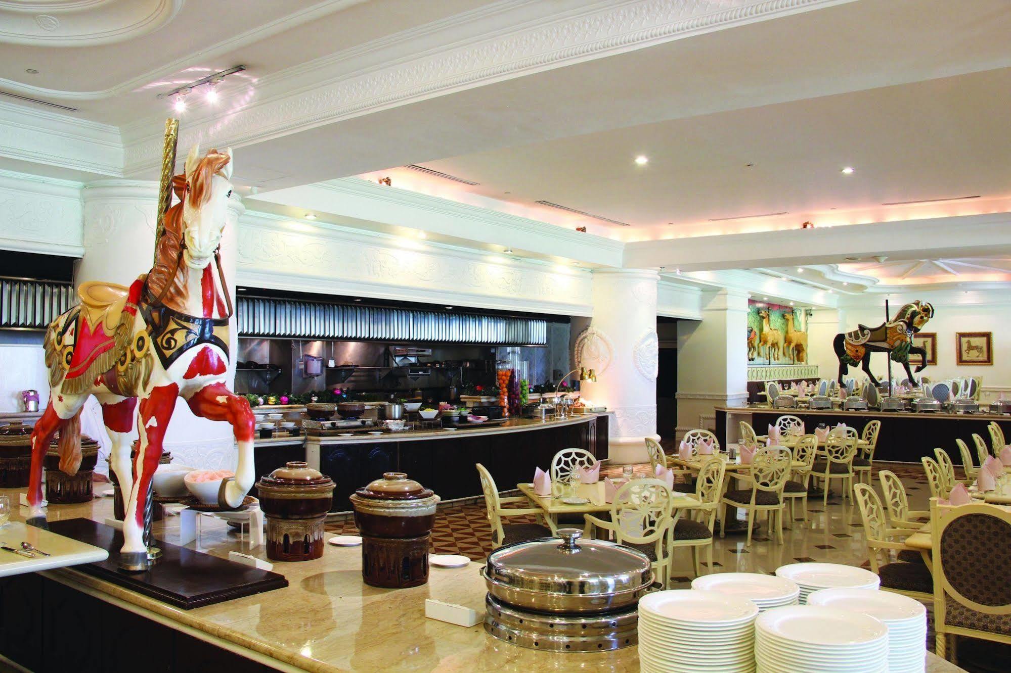 فندق بالاس أوف ذي جولدن هورسيز سيري كيمبانغان المظهر الخارجي الصورة The restaurant at the hotel