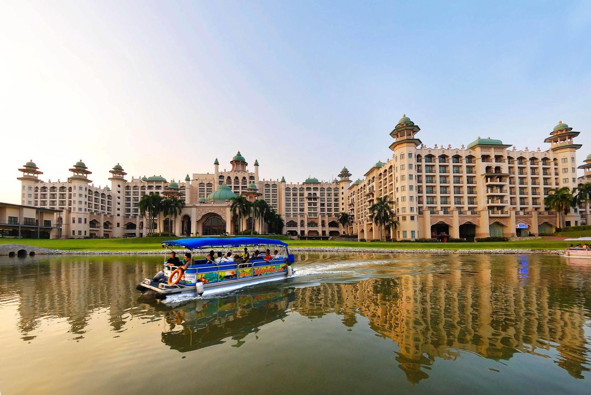 فندق بالاس أوف ذي جولدن هورسيز سيري كيمبانغان المظهر الخارجي الصورة The Royal Lake Club