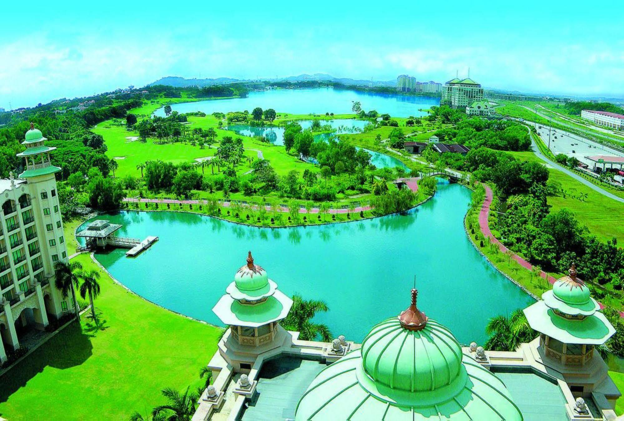 فندق بالاس أوف ذي جولدن هورسيز سيري كيمبانغان المظهر الخارجي الصورة Putra Lakeside Golf Resort
